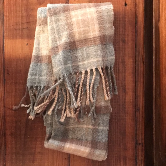 CELTIC & CO. Silver beige scarf. - Picture 7 of 7